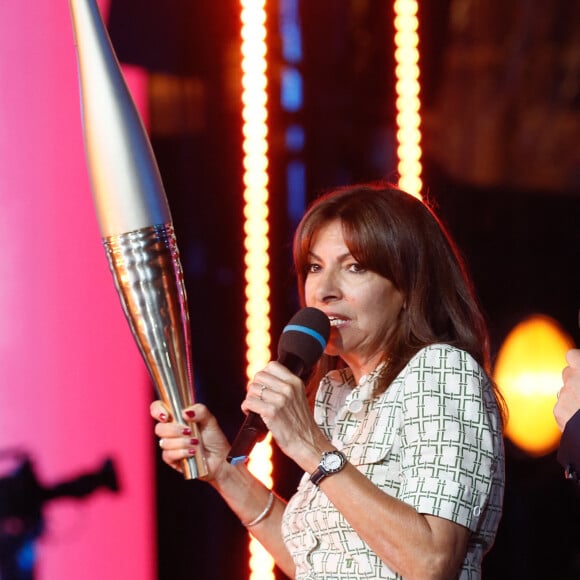 Anne Hidalgo - Yannick Noah embrase le chaudron olympique sur le plateau du "Concert de Paris" sur le parvis de l'hôtel de ville à Paris le 14 juillet 2024. © Christophe Clovis- Pierre Perusseau / Bestimage 