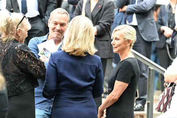 Catherine Falgayrac (femme du défunt), Marc-Emmanuel Dufour et Laurence Ferrari - Sorties des obsèques de Nonce Paolini en l'église Saint-Honoré-d'Eylau, 66 bis, avenue Raymond-Poincaré à Paris, France, le 23 juillet 2024.