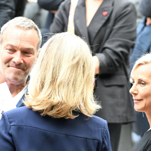 Catherine Falgayrac (femme du défunt), Marc-Emmanuel Dufour et Laurence Ferrari - Sorties des obsèques de Nonce Paolini en l'église Saint-Honoré-d'Eylau, 66 bis, avenue Raymond-Poincaré à Paris, France, le 23 juillet 2024.