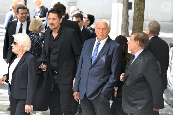 Vincent Cerutti, Gérard Louvin et Jean-Pierre Foucault - Arrivées aux obsèques de Nonce Paolini en l'église Saint-Honoré-d'Eylau, 66 bis, avenue Raymond-Poincaré à Paris, France, le 23 juillet 2024. 