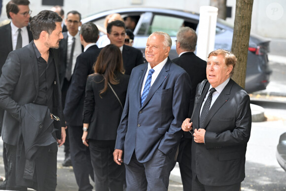 Vincent Cerutti, Gérard Louvin et Jean-Pierre Foucault - Arrivées aux obsèques de Nonce Paolini en l'église Saint-Honoré-d'Eylau, 66 bis, avenue Raymond-Poincaré à Paris, France, le 23 juillet 2024. 