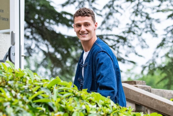 Benjamin Pavard s'est fiancé ! 
 
Benjamin Pavard - Arrivée des joueurs de l'Equipe de France de football à Clairefontaine. © Baptiste Autissier / Panoramic / Bestimage