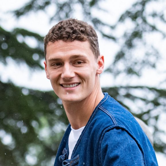 Benjamin Pavard s'est fiancé ! 
 
Benjamin Pavard - Arrivée des joueurs de l'Equipe de France de football à Clairefontaine. © Baptiste Autissier / Panoramic / Bestimage