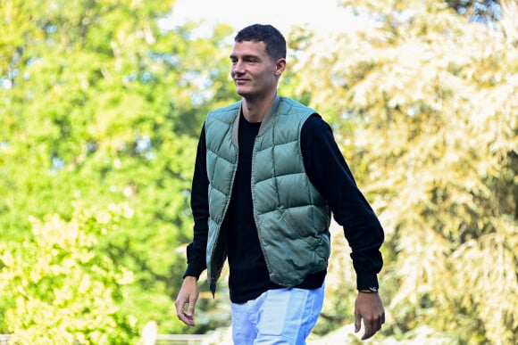 Benjamin Pavard - Les joueurs de l'équipe de France de football arrivent au Centre National du Football (CNF) de Clairefontaine-en-Yvelines, France, le 9 octobre 2023. © Federico Pestellini/Panoramic/Bestimage