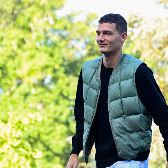 Benjamin Pavard - Les joueurs de l'équipe de France de football arrivent au Centre National du Football (CNF) de Clairefontaine-en-Yvelines, France, le 9 octobre 2023. © Federico Pestellini/Panoramic/Bestimage