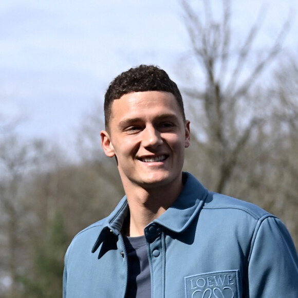 "Elle a dit oui !", s'exclame de joie Benjamin Pavard en commentaire d'une belle photo sur laquelle on peut le voir enlacer une jolie brune
 
Benjamin Pavard arrive pour l'entraînement de l'équipe de France de football pour le match de qualification à l'Euro 2024 contre les Pays-Bas au centre de formation et centre National du Footbal de Clairefontaine-en-Yvelines, France, le 20 march 2023. © Federico Pestellini/Panoramic/Bestimage