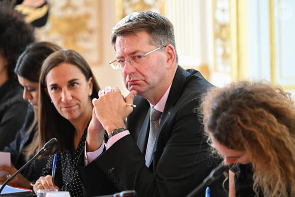 Ministre du Logement, Patrice Vergriete. La Première ministre française Elisabeth Borne s'exprime aux côtés de la ministre française des Solidarités Aurore Berge et du ministre français de la Transition écologique et de la Cohésion des territoires Christophe Bechu lors d'une réunion sur le "Pacte des solidarités" avec les fédérations et associations de lutte contre la pauvreté, à Matignon à Paris, France, le 18 septembre 2023. © Jacques Witt/Pool/Bestimage