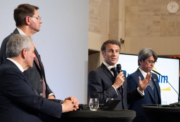 Xavier Bertrand, Patrice Vergriete, Emmanuel Macron et Vincent Yang - Le président de la République française Emmanuel Macron dans les bureaux de la Communauté Urbaine de Dunkerque, la ville choisie par la société taïwanaise ProLogium pour construire une gigausine de batteries le 12 mai 2023. © Jacques Witt / Pool / Bestimage 