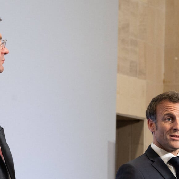 Xavier Bertrand, Patrice Vergriete, Emmanuel Macron et Vincent Yang - Le président de la République française Emmanuel Macron dans les bureaux de la Communauté Urbaine de Dunkerque, la ville choisie par la société taïwanaise ProLogium pour construire une gigausine de batteries le 12 mai 2023. © Jacques Witt / Pool / Bestimage 