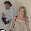 Britney Spears et son petit ami, Jason Trawick, embarquent à bord de leur cabriolet, mardi 23 mars, à la sortie de leur résidence de Bel Air.