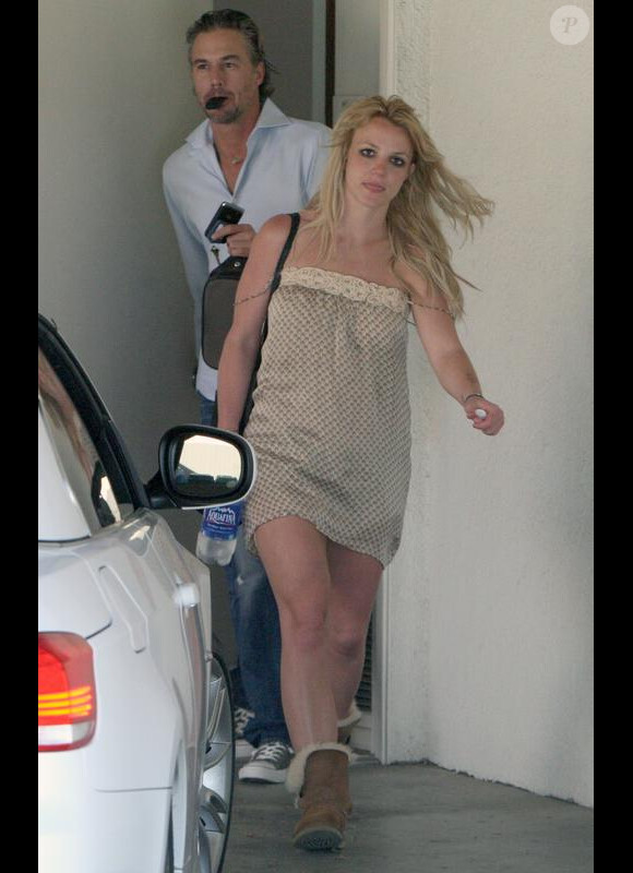 Britney Spears et son petit ami, Jason Trawick, embarquent à bord de leur cabriolet, mardi 23 mars, à la sortie de leur résidence de Bel Air.