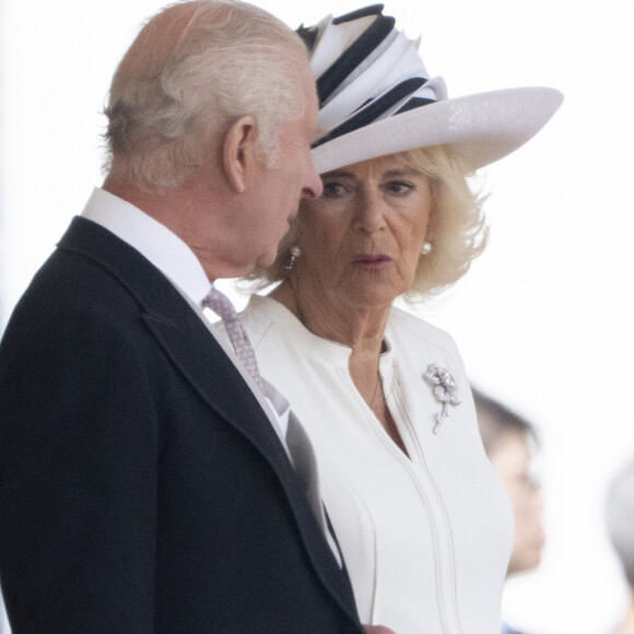 Le mari de Kate Middleton a décidé de licencier Annabel Elliot (75 ans) qui est la soeur de la reine consort et qui travaillait en tant que décoratrice en chef depuis que le roi Charles III l'avait engagée après son mariage avec sa Camilla
Le roi Charles III d'Angleterre et l'empereur du Japon Naruhito inspectent la garde d'honneur au pavillon royal à Londres, lors de la cérémonie d'accueil de l'empereut et de l'impératrice du Japon, en visite officielle au Royaume-Uni. © Goff / Bestimage