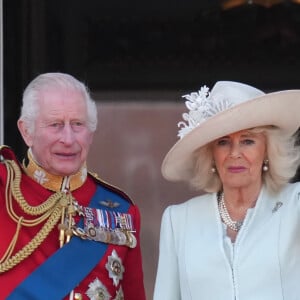 Le roi Charles III d'Angleterre et la reine consort Camilla - Les membres de la famille royale britannique au balcon du Palais de Buckingham lors de la parade militaire "Trooping the Colour" à Londres le 15 juin 2024 © Julien Burton / Bestimage 