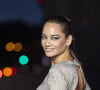 Une robe avec un dos nu particulièrement flatteur, façon déesse grecque.
 
Alizé Lim lors du photocall du dîner "Prelude pour les JO" à la Fondation Vuitton à Paris, France, le 25 juillet 2024