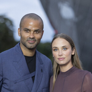 Le couple était invité à la soirée Prélude aux Jeux Olympiques de 2024, à la Fondation Louis Vuitton ce jeudi 25 juillet
Tony Parker avec sa compagne Agathe Teyssier lors du photocall du dîner "Prelude pour les JO" à la Fondation Vuitton à Paris, France, le 25 juillet 2024