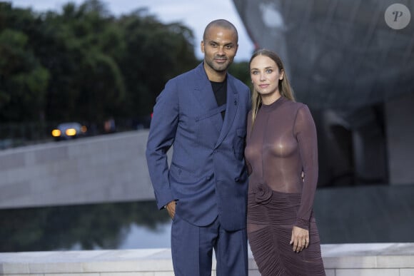 Le couple était invité à la soirée Prélude aux Jeux Olympiques de 2024, à la Fondation Louis Vuitton ce jeudi 25 juillet
Tony Parker avec sa compagne Agathe Teyssier lors du photocall du dîner "Prelude pour les JO" à la Fondation Vuitton à Paris, France, le 25 juillet 2024