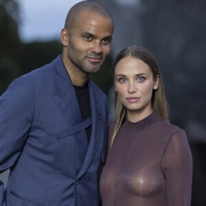 Cela fait quelques mois que Tony Parker file le parfait amour avec sa nouvelle compagne, Agathe Teyssier, une mannequin de 32 ans. 
Tony Parker avec sa compagne Agathe Teyssier lors du photocall du dîner "Prelude pour les JO" à la Fondation Vuitton à Paris, France