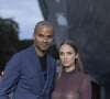 Mais les amoureux ont dû cohabiter durant quelques heures avec l'ex de l'ancien joueur de basket, Alizé Lim, également invitée à la soirée.
Tony Parker avec sa compagne Agathe Teyssier lors du photocall du dîner "Prelude pour les JO" à la Fondation Vuitton à Paris, France, le 25 juillet 2024