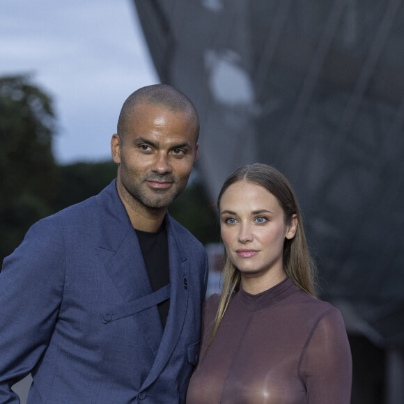 Mais les amoureux ont dû cohabiter durant quelques heures avec l'ex de l'ancien joueur de basket, Alizé Lim, également invitée à la soirée.
Tony Parker avec sa compagne Agathe Teyssier lors du photocall du dîner "Prelude pour les JO" à la Fondation Vuitton à Paris, France, le 25 juillet 2024