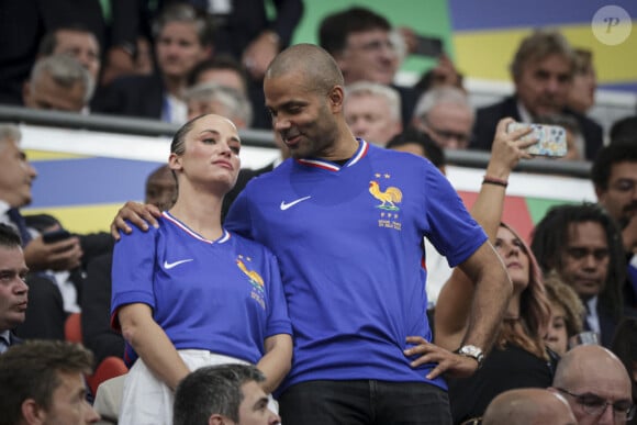 Tony Parker et sa compagne Agathe Teyssier,dans les tribunes de la demi-finale de l'Euro 2024 entre l'Espagne et la France (2-1) à Munich en Allemagne le 9 juillet 2024