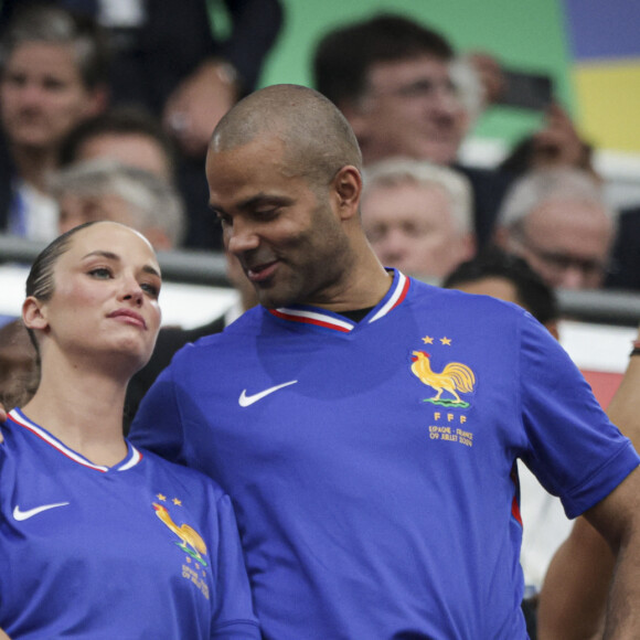 Tony Parker et sa compagne Agathe Teyssier,dans les tribunes de la demi-finale de l'Euro 2024 entre l'Espagne et la France (2-1) à Munich en Allemagne le 9 juillet 2024