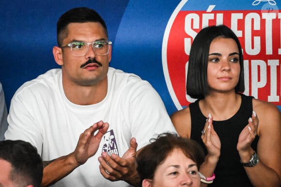 Florent Manaudou et sa nouvelle compagne Lola Dumenil dans les tribunes lors des Championnats de France de natation à Chartres le 18 Juin 2024. © Matthieu Mirville/Bestimage