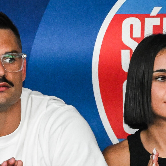 Florent Manaudou et sa nouvelle compagne Lola Dumenil dans les tribunes lors des Championnats de France de natation à Chartres le 18 Juin 2024. © Matthieu Mirville/Bestimage