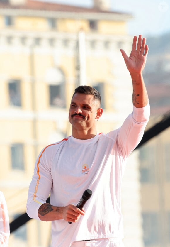 Florent Manaudou - lors de la cérémonie d'arrivée de la flamme olympique au Vieux-Port de Marseille, France, le 8 mai 2024, avant les Jeux olympiques et paralympiques de Paris 2024. Le transfert de la flamme à terre d'un navire de haut du XIXème siècle marquera le début du relais de la torche olympique de 12 000 kilomètres (7500 milles) à travers la France. © Dominique Jacovides/Bestimage