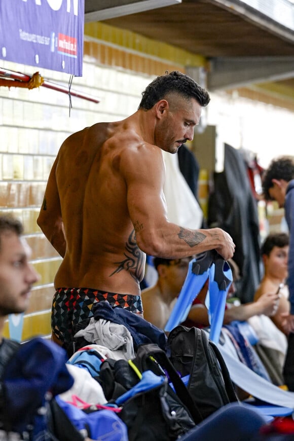 "Je suis un gros mangeur mais, depuis quelques mois, mes repas sont plus équilibrés, moins copieux", poursuit le sportif
 
Florent Manaudou à l'échauffement lors de l'open des gones de natation à Lyon le 04/05/2024 - Photo Sandrine Thesillat / Panoramic