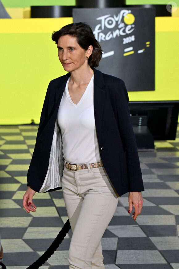 Amélie Oudéa-Castéra, ministre des Sports et des Jeux olympiques et paralympiques, durant l'arrivée historique de la 111eme édition du Tour de France cycliste sur la place Masséna à Nice, le 21 juillet 2024. © Bruno Bebert/Bestimage 