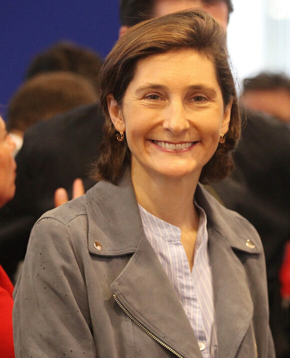 Amélie Oudéa-Castéra, Ministre des Sports et des Jeux Olympiques et Paralympiques dévoile la tenue des bénévoles pour les Jeux Olympiques Paris 2024 le 29 mai 2024. © Jonathan Rebboah / Panoramic / Bestimage