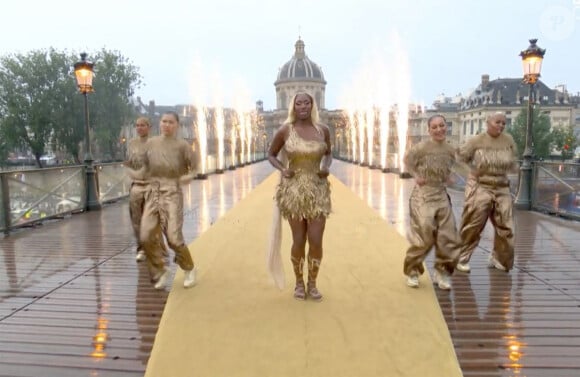 Aya Nakamura a chanté
Aya Nakamura et la Garde Républicaine - Cérémonie d'ouverture des Jeux Olympique (JO) de Paris © Capture France TV via Bestimage 