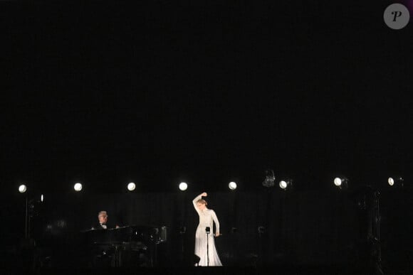 Céline Dion chante au sommet du premier étage de la Tour Eiffel lors de la cérémonie d'ouverture des Jeux olympiques d'été de Paris 2024 le 26 juillet 2024. Sven Hoppe/DPA/ABACAPRESS.COM