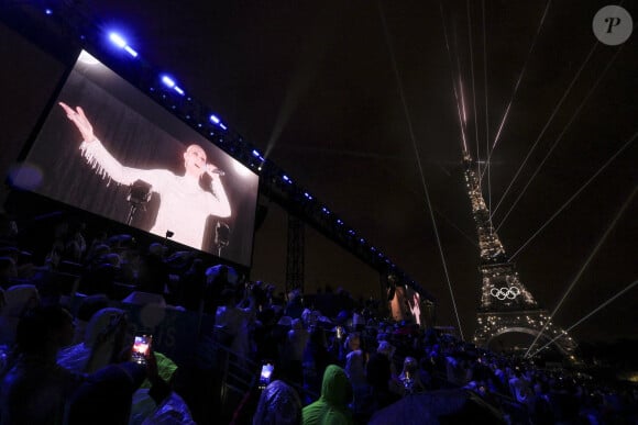 Céline Dion chante au sommet du premier étage de la Tour Eiffel lors de la cérémonie d'ouverture des Jeux olympiques d'été de Paris 2024 le 26 juillet 2024. Sven Hoppe/DPA/ABACAPRESS.COM