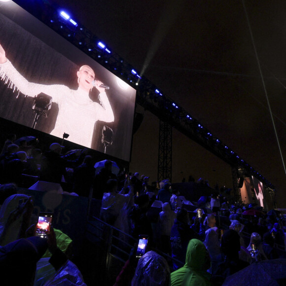 Céline Dion chante au sommet du premier étage de la Tour Eiffel lors de la cérémonie d'ouverture des Jeux olympiques d'été de Paris 2024 le 26 juillet 2024. Sven Hoppe/DPA/ABACAPRESS.COM