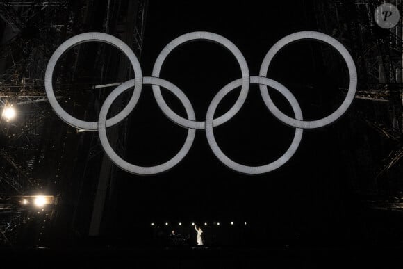 Céline Dion chante au sommet du premier étage de la Tour Eiffel lors de la cérémonie d'ouverture des Jeux olympiques d'été de Paris 2024 le 26 juillet 2024. Sven Hoppe/DPA/ABACAPRESS.COM