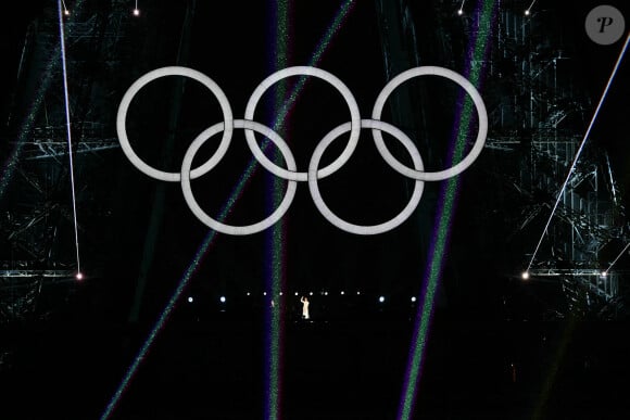 Céline Dion chante au sommet du premier étage de la Tour Eiffel lors de la cérémonie d'ouverture des Jeux olympiques d'été de Paris 2024 le 26 juillet 2024. Sven Hoppe/DPA/ABACAPRESS.COM