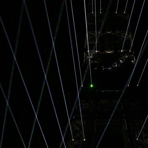 La chanteuse canadienne Céline Dion se produit sur la Tour Eiffel lors de la cérémonie d'ouverture des Jeux olympiques de Paris 2024, le 26 juillet 2024. Loïc Venance/AFP/Pool via Xinhua)