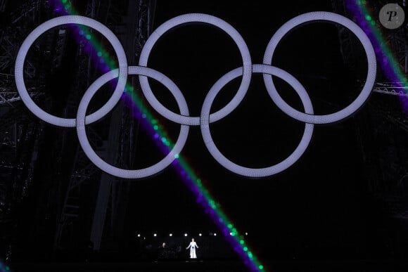 La chanteuse canadienne Céline Dion se produit sur la Tour Eiffel lors de la cérémonie d'ouverture des Jeux olympiques de Paris 2024 à Paris, le 26 juillet 2024. Xinhua/Shen Bohan