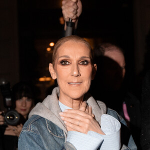 Céline Dion rentre à son hôtel après avoir chanté pour la cérémonie d'ouverture et est accueillie à l'hôtel Royal Monceau avec des ballons en forme de coeur et va saluer ses fans, à Paris, le 26 juillet 2024. Josh Osuna/Splash News/ABACAPRESS.COM