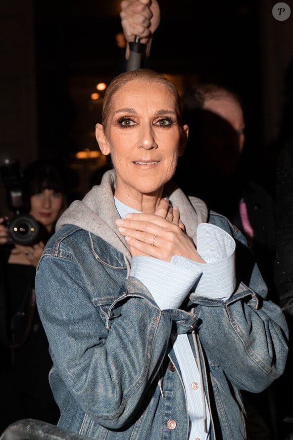 Céline Dion rentre à son hôtel après avoir chanté pour la cérémonie d'ouverture et est accueillie à l'hôtel Royal Monceau avec des ballons en forme de coeur et va saluer ses fans, à Paris, le 26 juillet 2024. Josh Osuna/Splash News/ABACAPRESS.COM