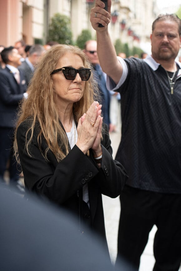 Céline Dion quitte son hôtel, le Royal Monceau, en direction de l'aéroport au lendemain de la cérémonie d'ouverture des Jeux Olympiques, à Paris le 27 juillet 2024. Florian Poitout/ABACAPRESS.COM