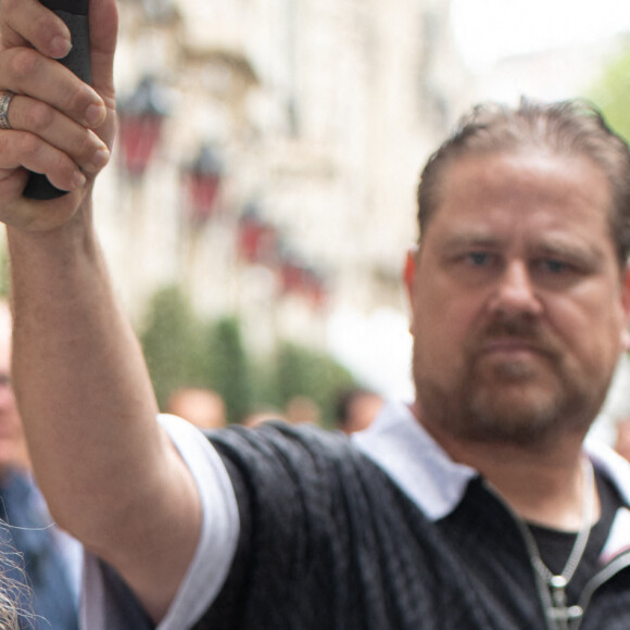 Céline Dion quitte son hôtel, le Royal Monceau, en direction de l'aéroport au lendemain de la cérémonie d'ouverture des Jeux Olympiques, à Paris le 27 juillet 2024. Florian Poitout/ABACAPRESS.COM