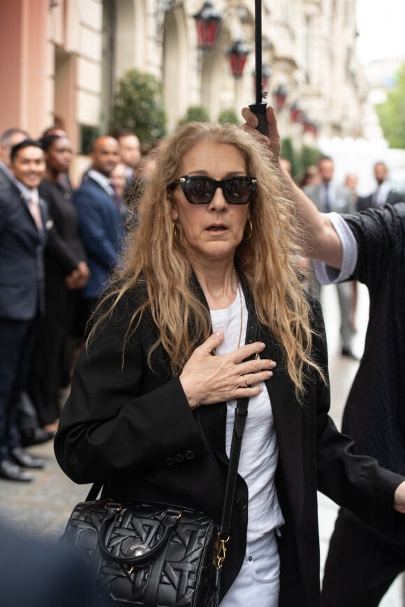 Céline Dion quitte son hôtel, le Royal Monceau, en direction de l'aéroport au lendemain de la cérémonie d'ouverture des Jeux Olympiques, à Paris le 27 juillet 2024. Florian Poitout/ABACAPRESS.COM