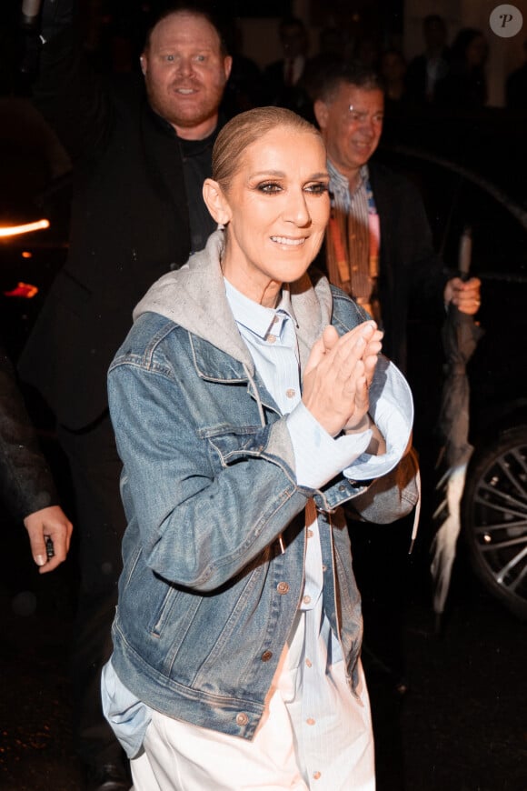 Céline Dion rentre à son hôtel après avoir chanté pour la cérémonie d'ouverture et est accueillie à l'hôtel Royal Monceau avec des ballons en forme de coeur et va saluer ses fans, à Paris, le 26 juillet 2024. Josh Osuna/Splash News/ABACAPRESS.COM