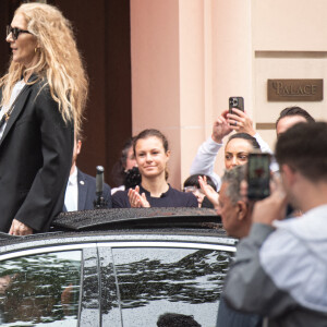 Céline Dion quitte son hôtel, le Royal Monceau, en direction de l'aéroport au lendemain de la cérémonie d'ouverture des Jeux Olympiques, à Paris le 27 juillet 2024. Florian Poitout/ABACAPRESS.COM