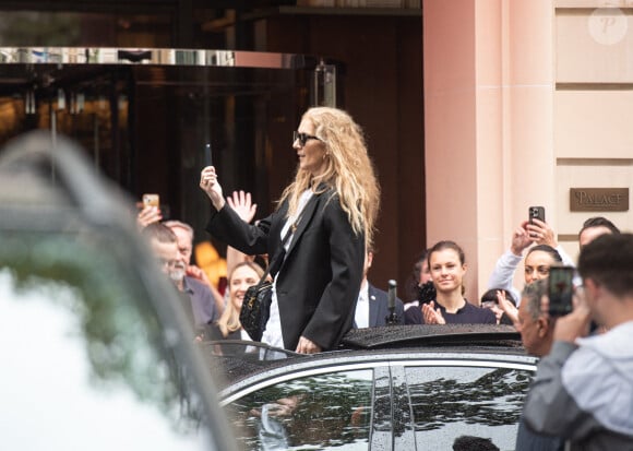 Céline Dion quitte son hôtel, le Royal Monceau, en direction de l'aéroport au lendemain de la cérémonie d'ouverture des Jeux Olympiques, à Paris le 27 juillet 2024. Florian Poitout/ABACAPRESS.COM