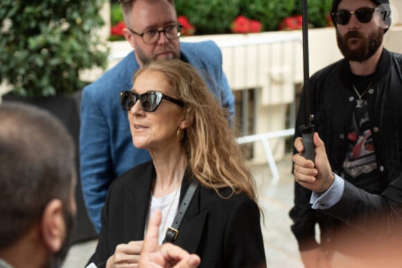 Céline Dion quitte son hôtel, le Royal Monceau, en direction de l'aéroport au lendemain de la cérémonie d'ouverture des Jeux Olympiques, à Paris le 27 juillet 2024. Florian Poitout/ABACAPRESS.COM