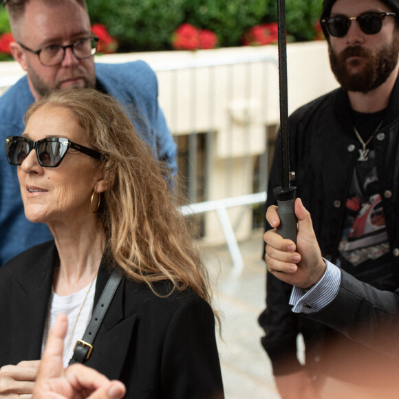 Céline Dion quitte son hôtel, le Royal Monceau, en direction de l'aéroport au lendemain de la cérémonie d'ouverture des Jeux Olympiques, à Paris le 27 juillet 2024. Florian Poitout/ABACAPRESS.COM