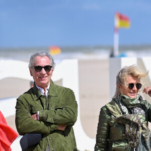 Ils ont toutefois attendu avant d'officialiser, de peur de heurter leurs enfants respectifs.
William Leymergie et Sophie Davant célèbrent le 100e anniversaire de l'inauguration des Planches de Deauville, le samedi 6 juillet 2024. Franck Castel/ABACAPRESS.COM